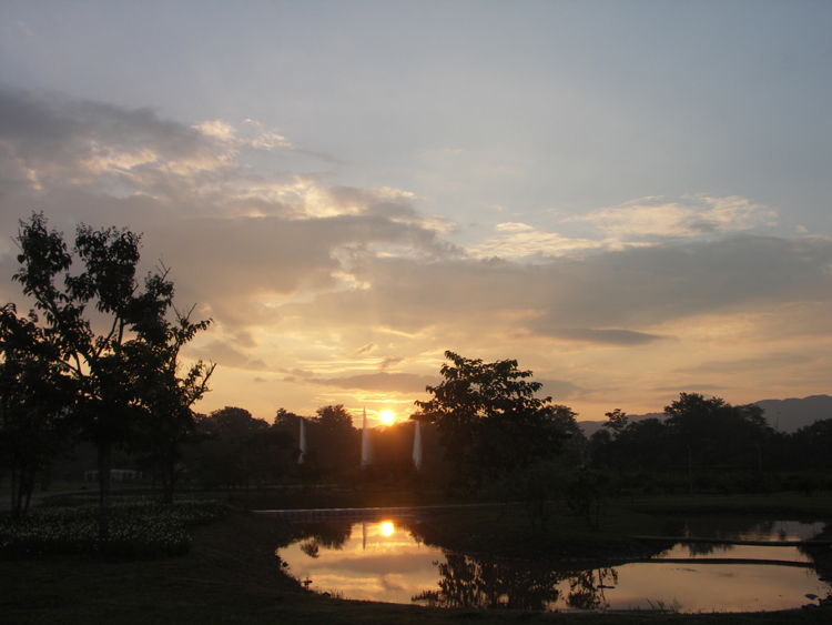 Glorious scenery in the setting sun (by Deng Jiwu)