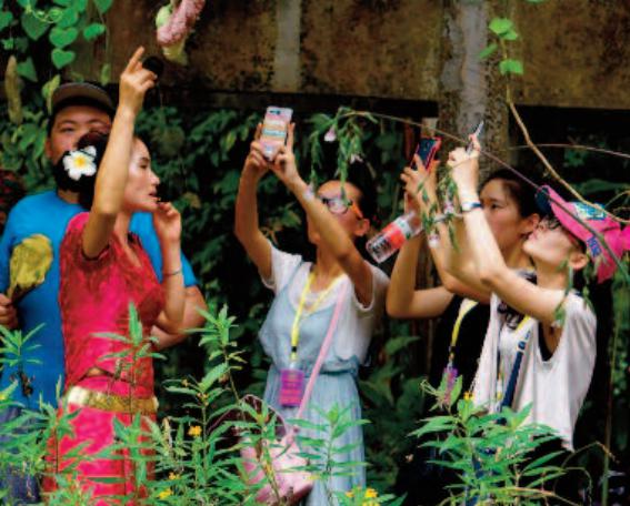Tour guides of Dai nationality adds flavor of XTBG