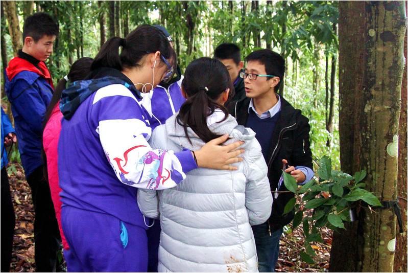 Teenagers come to explore science in XTBG