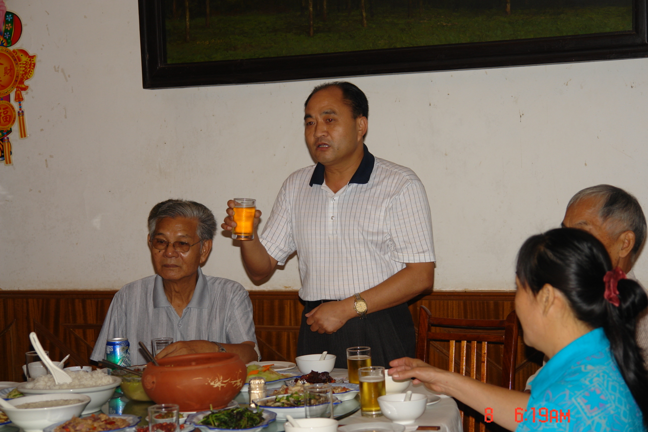 Deputy Director Peng Daiping having dinner with seniors