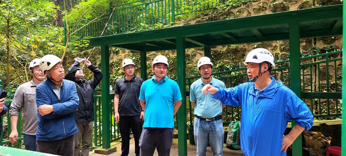 CAS academician Yu Guirui visits XTBG