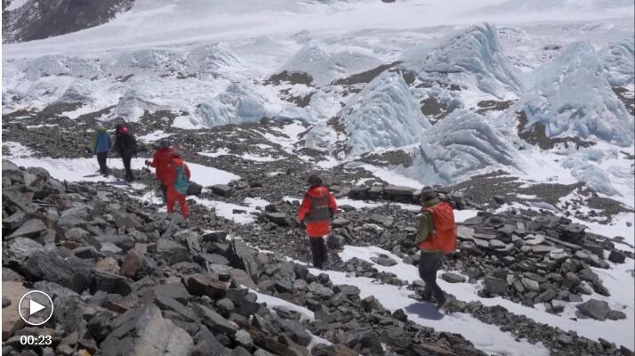 Paleontologists collect modern sporopollen samples in Mt. Qomolangma region